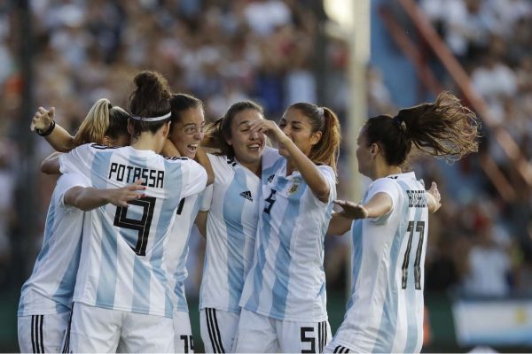 שחקניות נבחרת ארגנטינה חוגגות בניצחון על נבחרת פנמה במוקדמות גביע העולם. 8 בנובמבר 2018 (AP Photo/Natacha Pisarenko)