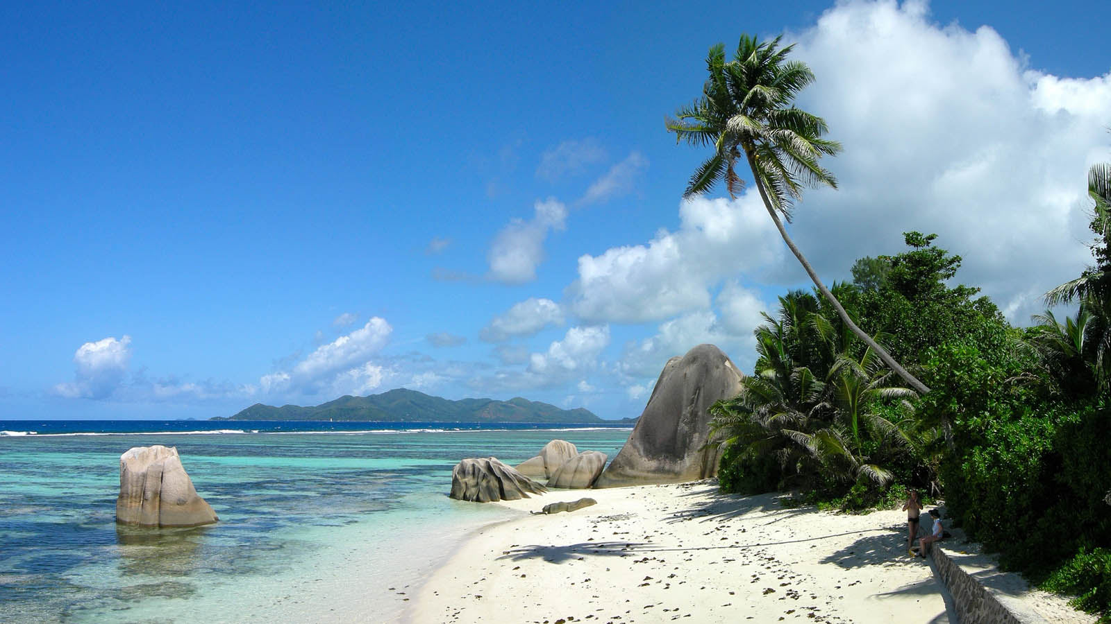 חוף באיי סיישל (צילום: Tobias Alt / ויקימדיה).