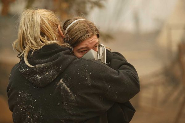 אם ובת שביתן בפרדייז קליפורניה נשרף כליל בשרפות הענק במדינה. 10 בנובמבר 2018. (צילום: AP Photo/John Locher)