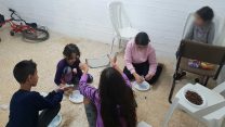 ילדים במקלט באופקים (צילום: נופר זהר, באופקים)