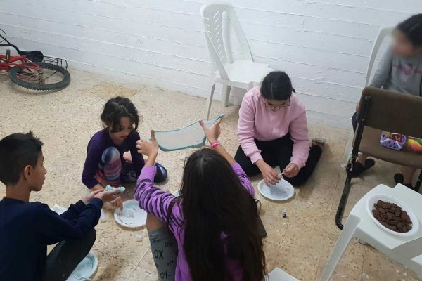 ילדים במקלט באופקים (צילום: נופר זהר, באופקים)