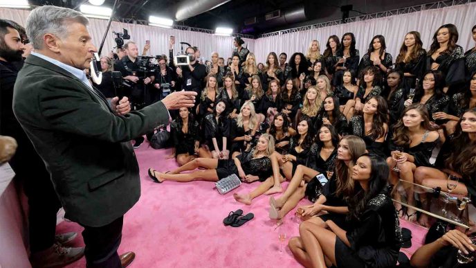 אד ראזק מדבר מאחורי הקלעים אל הדוגמניות של ויקטוריה'ס סיקרט 2018 (Photo by Dia Dipasupil/Getty Images for Victoria's Secret)
