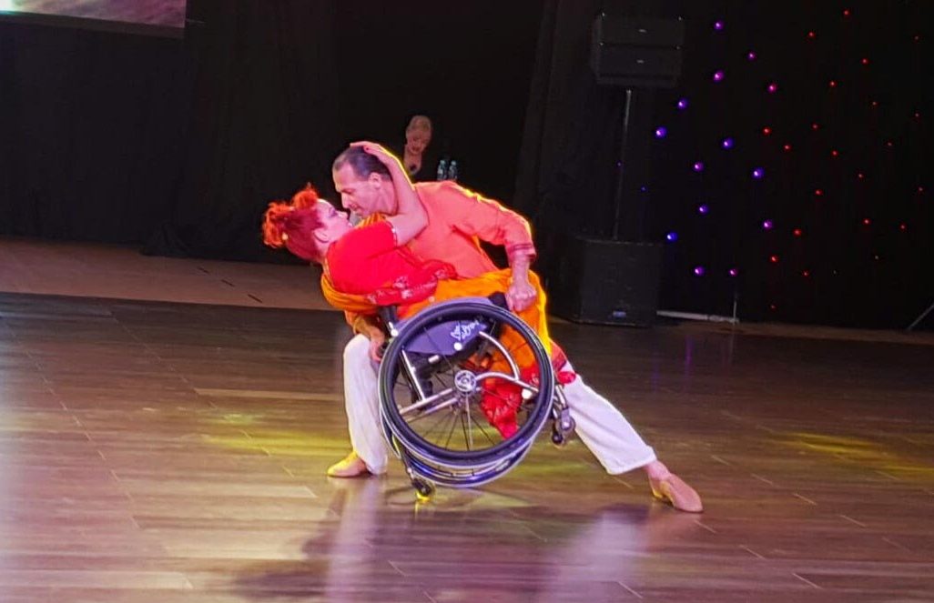 הרקדנים ויטל זינגר (בכסא גלגלים) ושון זיו, שזכו במדליית כסף באליפות אירופה בריקודים בכיסאות גלגלים (צילום: הוועד הפראלימפי בישראל)