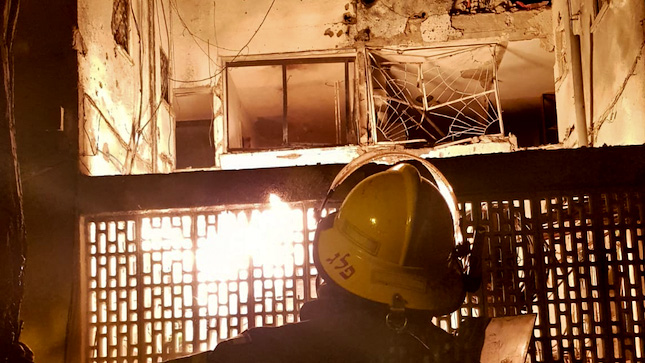 צילום ארכיון: שריפה בבניין באשקלון כתוצאה מפגיעת רקטה. (כבאות והצלה לישראל מחוז דרום)