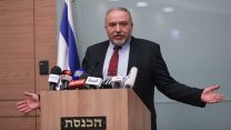 אביגדור ליברמן מכריז על התפטרותו מתפקיד שר הבטחון, 14 בנובמבר 2018 (יונתן זינדל/פלאש90)