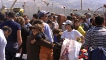 פליטים מדרום לבנון ואנשי מקורבי צד"ל (צבא דרום לבנון) צובאים על "שער פאטמה" בגדר הגבול בין ישראל לדרום לבנון, ממתינים לכניסה לישראל, לאחר פינוי ונסיגת צה"ל מדרום לבנון (צילום: משה מילנר / לע"מ).