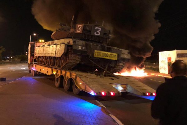 מחאת תושבי הדרום בכניסה לשדרות (צילום: דוברות המשטרה).