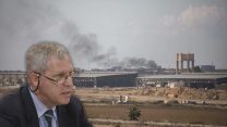 האלוף במיל. גיורא איילנד על רקע עזה (AP Photo/Hatem Moussa, Kai Mörk)