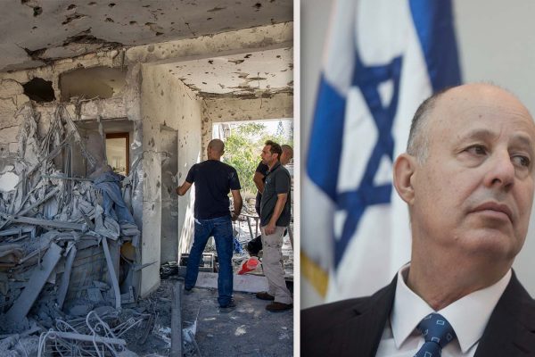 השר צחי הנגבי ובית שנפגע באשקלון ב13 בנובמבר 2018 (פלאש90 I נתי שוחט/פלאש90)