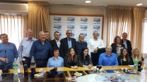 חתימת הסכם קיבוצי ראשון בחברות שב"א-מס"ב. (צילום באדיבות דוברות ההסתדרות.)