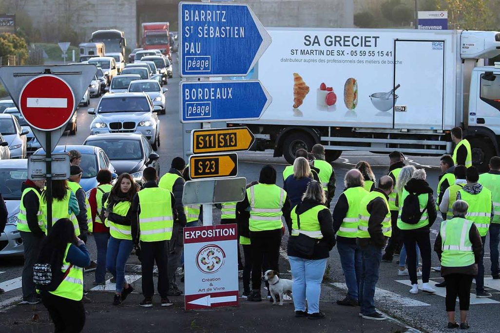 אנשי 'האפודים הצהובים' במחאה על עליית מחיר הדלק בצרפת (AP Photo/Bob Edme)