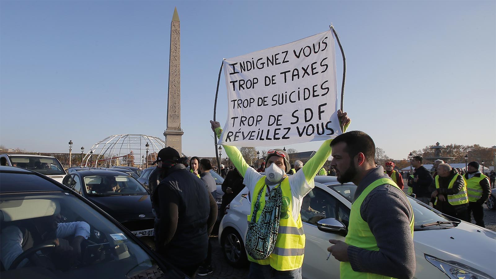 אנשי 'האפודים הצהובים' במחאה על עליית מחיר הדלק בצרפת (AP Photo/Bob Edme)