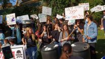 'מפגיני ארגון שומרי הבית בפתח ועידת האנרגיה ועסקים 2018 בכפר המכביה' (קרדיט: מאיה סייפרס)