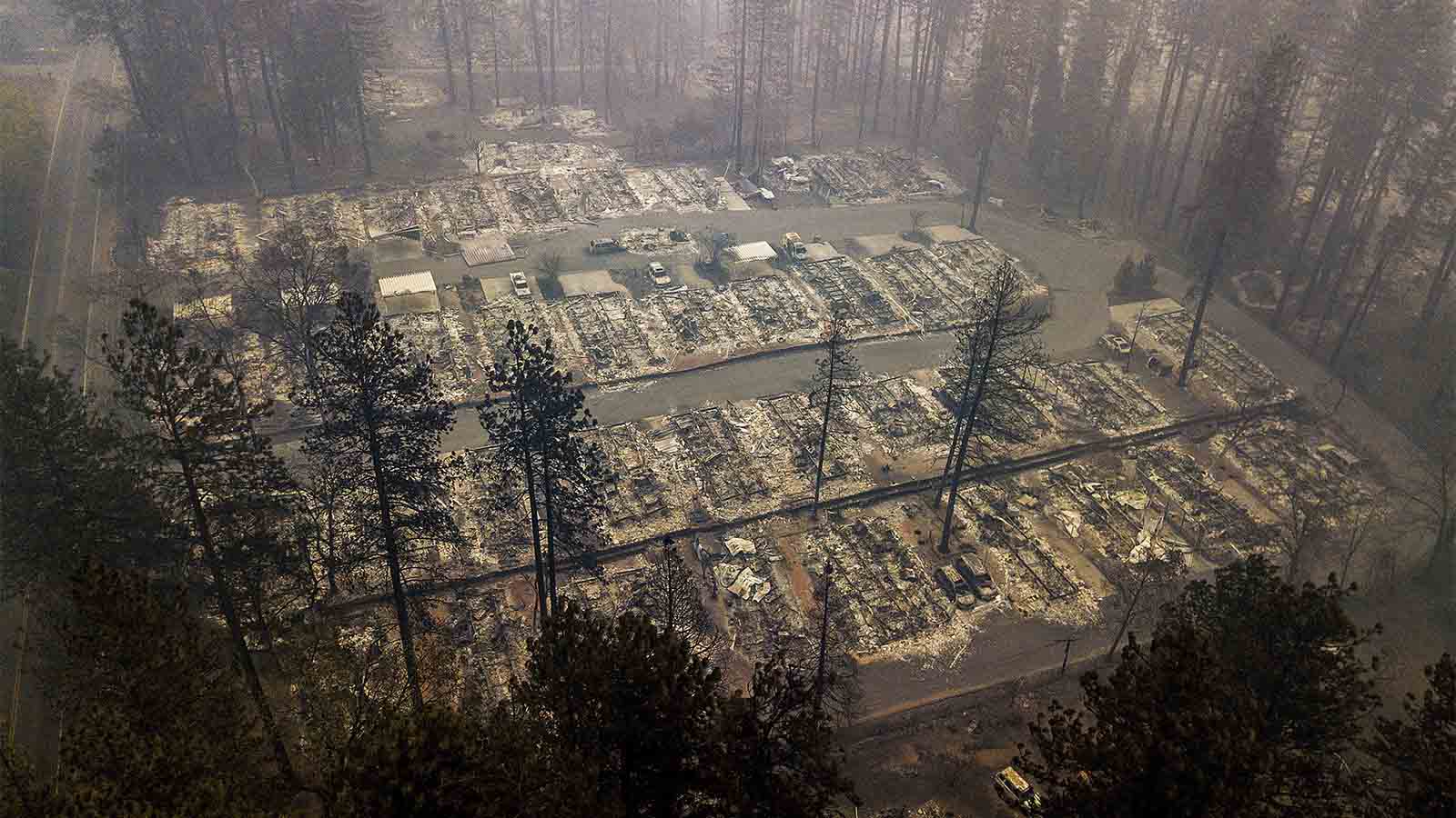 שכונת מגורים שנשרפה כולה בעיר פרדייס שבקליפורניה (AP Foto/Noah Berger, Archivo)