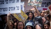 נשים מפגינות נגד אלימות מינית והטרדות מיניות. למצולמות אין קשר לכתבה (צילום ארכיון: יונתן זינדל / פלאש90)