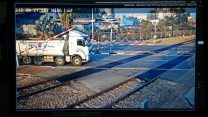 משאית, שפרצה הבוקר למפגש כביש מסילה סמוך לרמלה, בעת הפעלת רמזורי האזהרה האדומים, צלצלול הפעמונים וירידת המחסום, לקראת מעבר רכבת. 20 בנובמבר 2018 (קרדיט: דוברות רכבת ישראל)