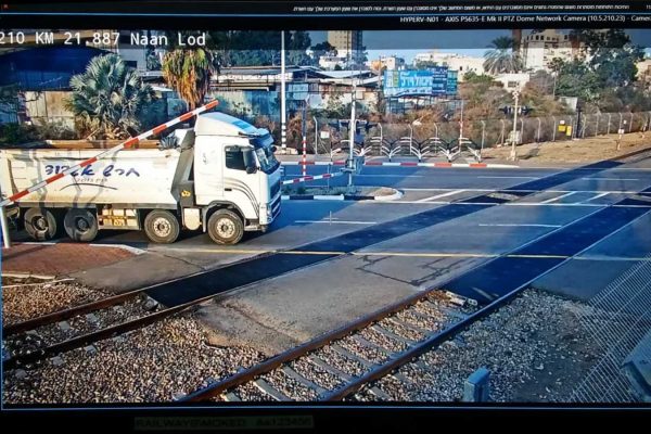משאית, שפרצה הבוקר למפגש כביש מסילה סמוך לרמלה, בעת הפעלת רמזורי האזהרה האדומים, צלצלול הפעמונים וירידת המחסום, לקראת מעבר רכבת. 20 בנובמבר 2018 (קרדיט: דוברות רכבת ישראל)