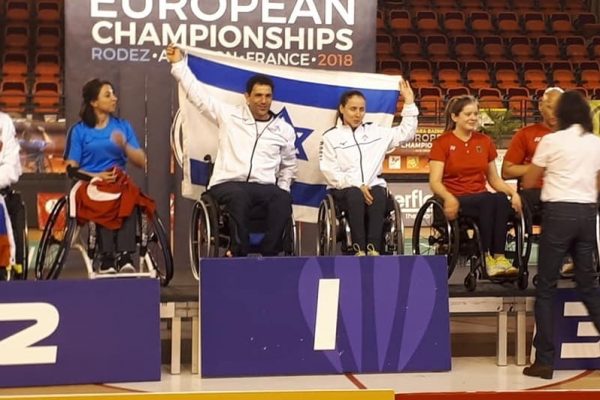 אמיר לוי ונינה גורודצקי על הפודיום באליפות אירופה בבדמינגטון כיסאות גלגלים (באדיבות הוועד הפראלימפי)