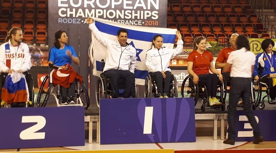 אמיר לוי ונינה גורודצקי על הפודיום באליפות אירופה בבדמינגטון כיסאות גלגלים (באדיבות הוועד הפראלימפי)