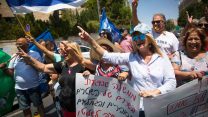 הפגנת נשות השוטרים והגמלאים מול משרד ראש הממשלה. 21 באוגוסט 2018 (צילום: יונתן זינדל/פלאש90)