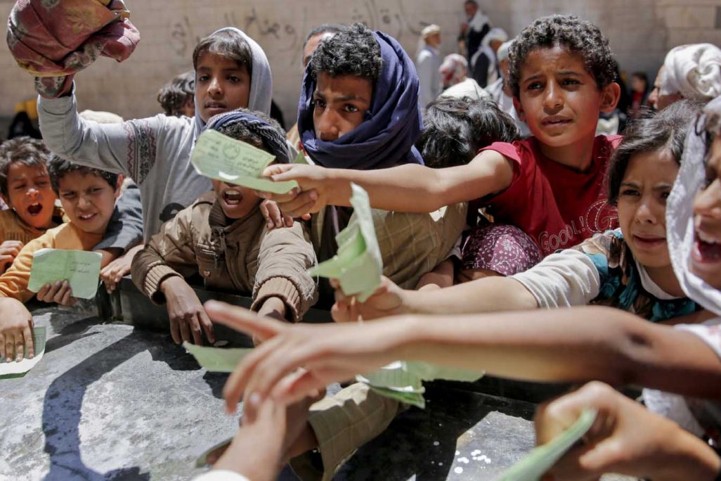 אנשים בתור לחלוקת מזון בצנעא, תימן. (AP Photo/Hani Mohammed, File)