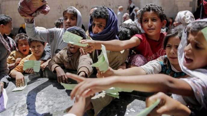 אנשים בתור לחלוקת מזון בצנעא, תימן. (AP Photo/Hani Mohammed, File)
