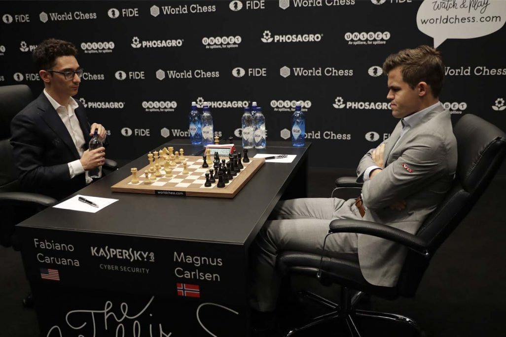מגנוס קרלסן, אלוף העולם בשחמט מאז 2013, משחק נגד פביאנו קרואנה האמריקאי. 12 בנובמבר, 2018, בלונדון (AP Photo/Matt Dunham)