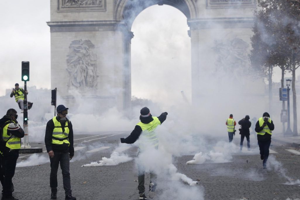 מפגינים באפודים צהובים בשער הניצחון בפריז במחאה על עליית מחירי הדלק. 24 בנובמבר 2018 (AP Photo/Kamil Zihnioglu) מפגינים באפודים צהובים בשער הניצחון בפריז במחאה על עליית מחירי הדלק. 24 בנובמבר 2018 (AP Photo/Kamil Zihnioglu)