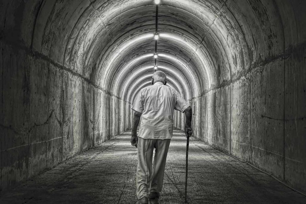 זקן במנהרה (צילום אילוסטציה: Shutterstock)