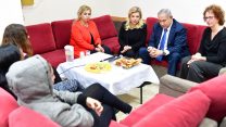 רה"מ, בנימין נתניהו ורעייתו, שרה נתניהו, בביקור במעון לנשים מוכות (קרדיט: קובי גדעון, לע"מ)