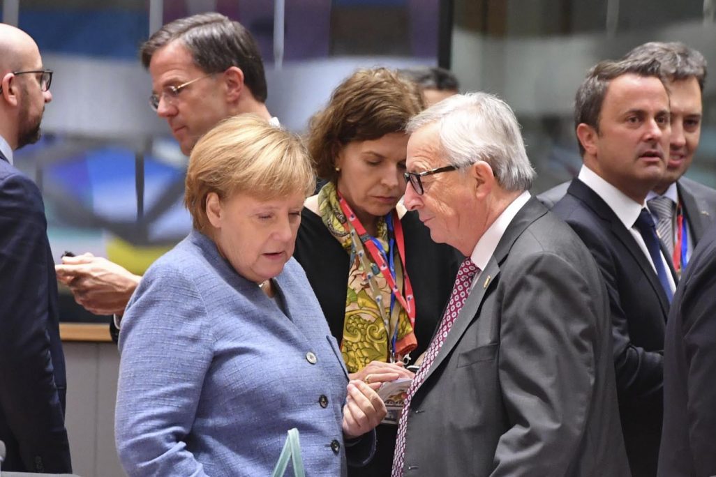 קאנצלרית גרמניה אנגלה מרקל וראש הנציבות האירופית זאן קלוד יונקר לאחר הצבעת האיחוד האירופי על הברקזיט. 25 בנובמבר 2018 (AP Photo/Geert Vanden Wijngaert)