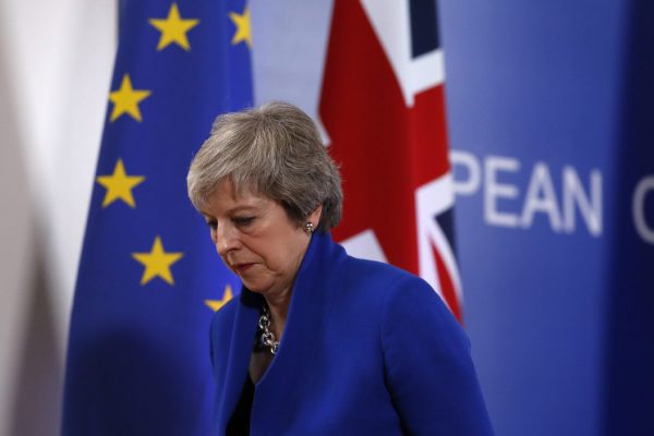 ראש ממשלת בריטניה תרזה מיי בבריסל לאחר הצבעת האיחוד האירופי על הברקזיט. 25 בנובמבר 2018  (AP Photo/Alastair Grant)