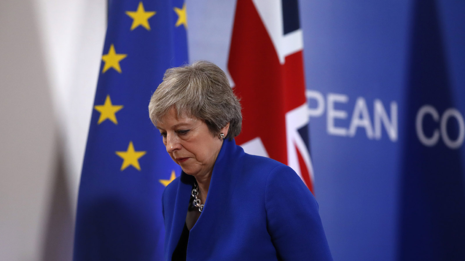 ראש ממשלת בריטניה תרזה מיי בבריסל לאחר הצבעת האיחוד האירופי על הברקזיט. 25 בנובמבר 2018 (AP Photo/Alastair Grant)