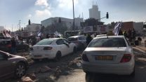 הכניסה והיציאה מירושלים באזור גשר המיתרים חסומה לתנועה בעקבות מחאה המתקיימת במקום. המפגינים שפכו על הכביש שקי מלט (דוברות המשטרה)