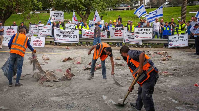 עובדי מלט הר-טוב שופכים מלט בתל אביב במחאה על ייבוא מלט במחירי היצף 26 בנובמבר 2018 (צילום: פלאש90)