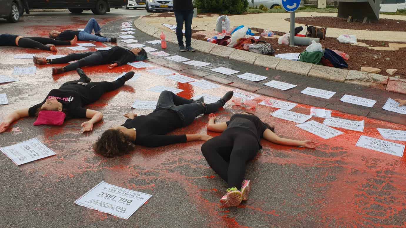 פעילות פמיניסטיות מפגינות מול הכנסת, 27 בנובמבר 2018 (יובל עופר, שדולת הנשים)