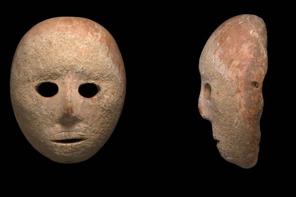 נחשפה מסכת אבן מרשימה ונדירה בת כ-9000 שנה בדרום הר חברון (צילום: קלרה עמית, רשות העתיקות)