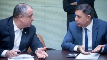יו"ר מפלגת העבודה אבי גבאי וח"כ חיליק בר מהמחנה הציוני (צילום: מרים אלטשר/פלאש90)