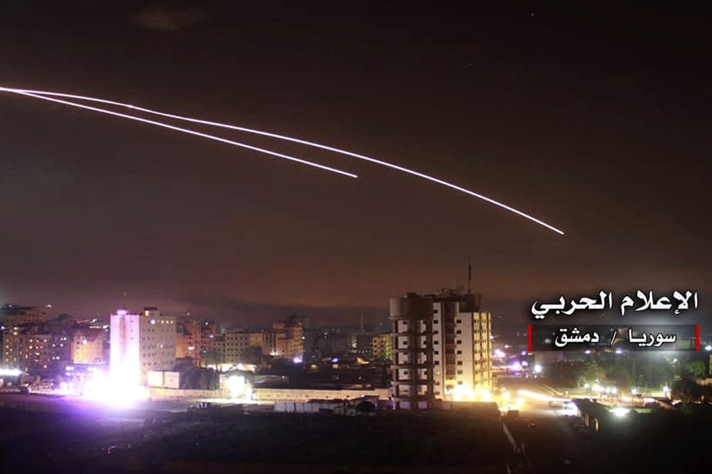 טילי נ"מ סורים משוגרים אל מול טילים ישראלים ששוגרו לכיוון מטרות בסוריה (Syrian Central Military Media, via AP)