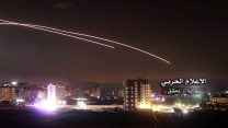 טילי נ"מ סורים משוגרים אל מול טילים ישראלים ששוגרו לכיוון מטרות בסוריה (Syrianצילום ארכיון Central Military Media, via AP)