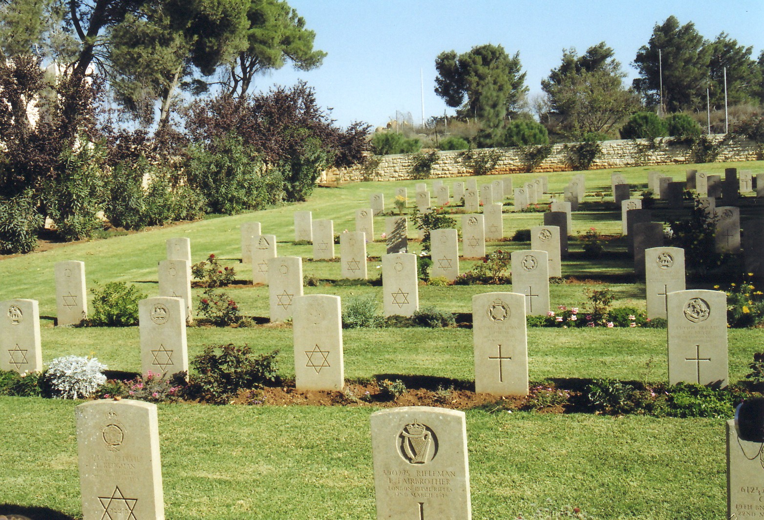 מצבות של חיילים יהודיים בבית הקברות הצבאי הבריטי בירושלים-מקור ויקיפדיה בעברית