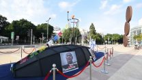 פסל ה"צוללת" שהוצב בכיכר הבימה (צילום: אלעד גוטמן)
