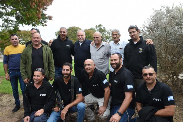 שר הביטחון אביגדור ליברמן עם הרבש"צים של עוטף עזה, בסיור פרידה מתפקידו כשר הבטחון (צילום: שחר לוי, משרד הביטחון)