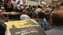 גליון מיוחד של 'דבר ראשון' בכנס ההסתדרות לקראת שביתה כללית במשק (צילום: גיל פלוטקין)