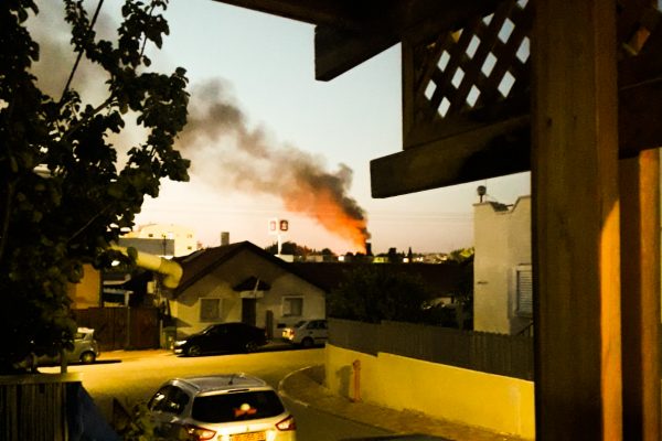 מבט לשריפה שפרצה בעקבות פגיעת רקטה ממרפסת בית בשדרות, נובמבר 2018. (צילום: ניצן בר-קמה)