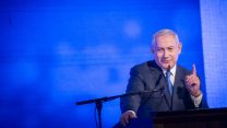 רה"מ נתניהו נואם בכפר המכביה באירוע של הליכוד. 2 בדצמבר 2018 (צילום: מרים אלטשר/פלאש90)