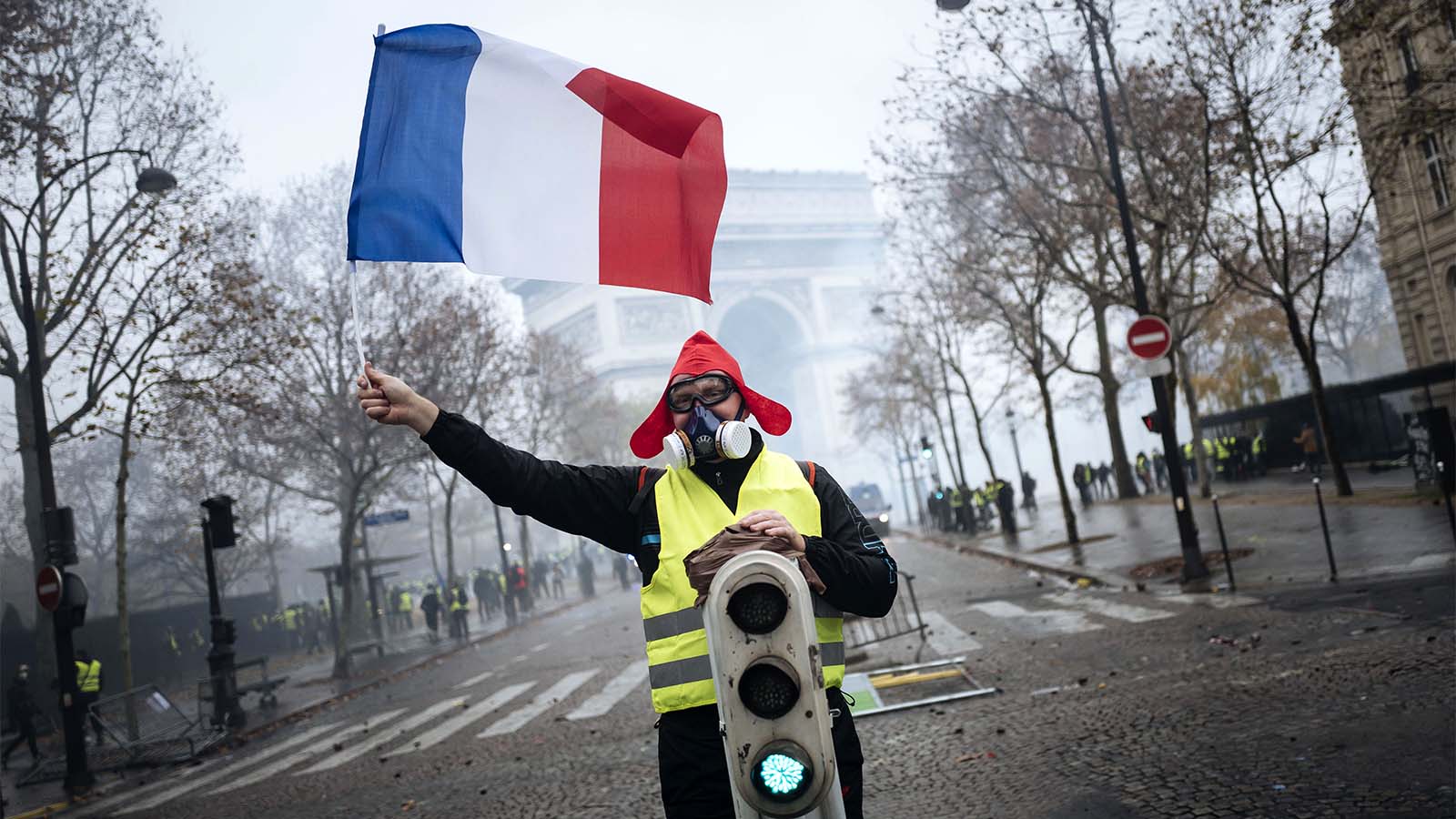 מפגין מתנועת &quot;האפודים הצהובים&quot; בשאנז אליזה בפריז (צילום: AP Photo/Kamil Zihnioglu).