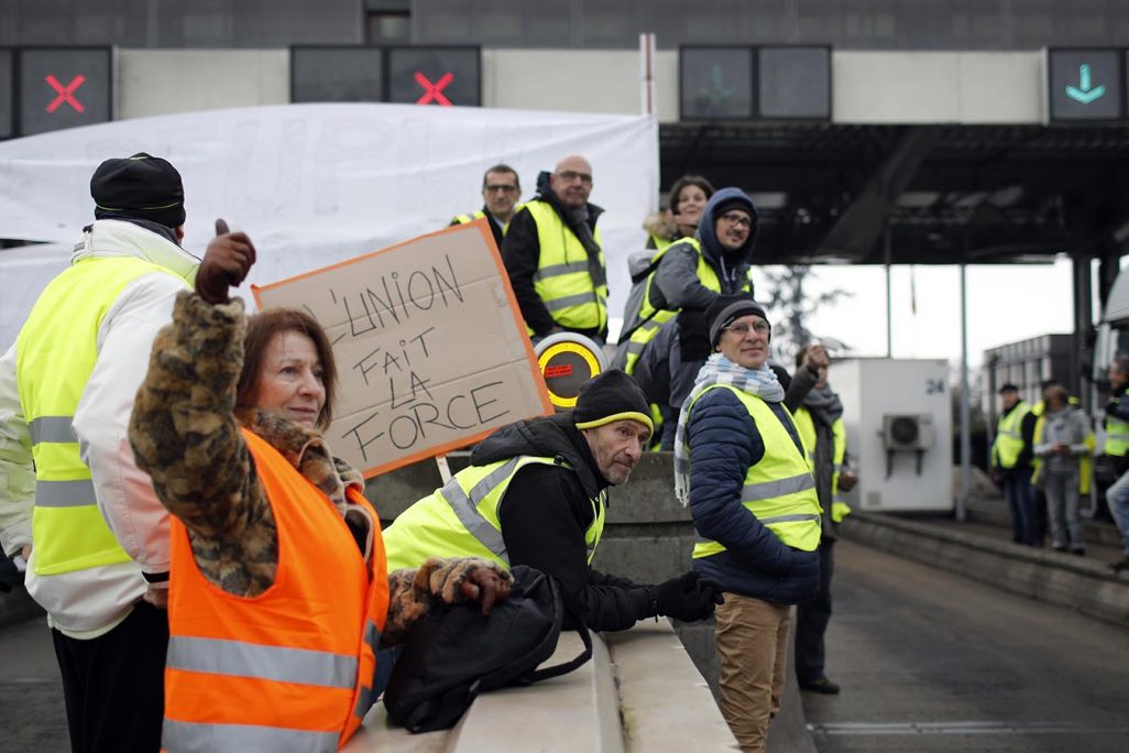 מפגינים בכניסה לכביש הראשי ליד ליון, צרפת (צילום: AP Photo/Laurent Cipriani).