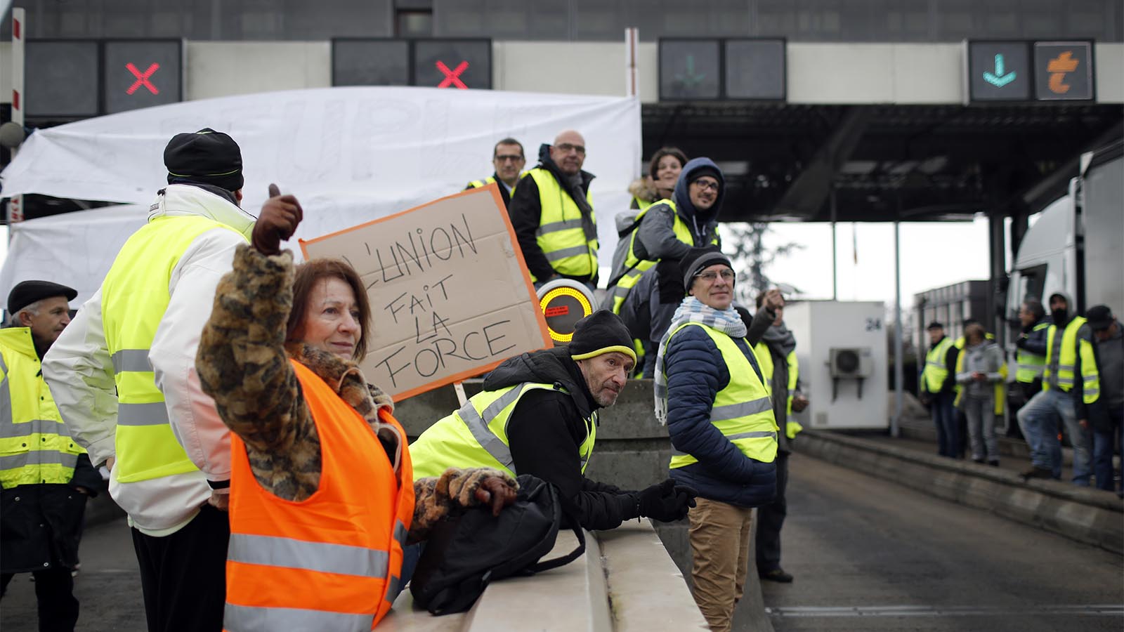 מפגינים בכניסה לכביש הראשי ליד ליון, צרפת (צילום: AP Photo/Laurent Cipriani).
