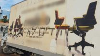 במשטרת ישראל התקבל דיווח על ניקוב צמיגים בכ-30 כלי רכב בשכונה המזרחית בכפר קאסם. על משאית אחת רוססה הכתובת "יהודים לא שותקים". (דוברות המשטרה)